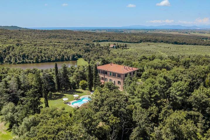 Hôtel pour 3 personnes, avec piscine et jardin ainsi que vue sur le lac et vue