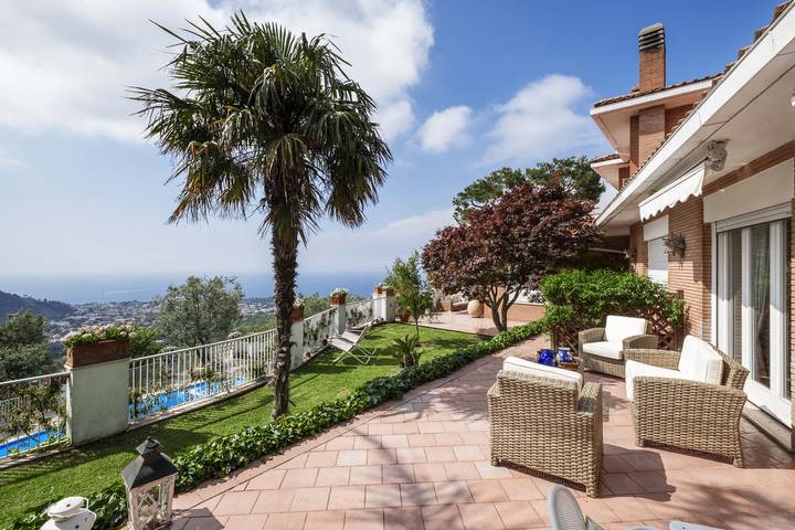 Amore Rentals - Villa Auxilia con Piscina Condivisa e Terrazza in Piano di Sorrento, Provincia de Nápoles
