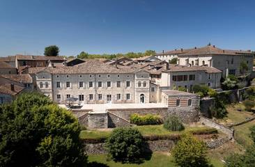 Cottage pour 3 personnes, avec terrasse ainsi que jardin et vue, animaux acceptés à Montpezat-de-Quercy
