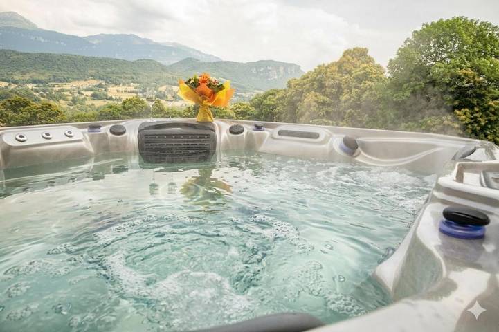 Gîte pour 2 personnes, avec Jacuzzi et Terrasse ainsi que Jardin et Vue à Coublevie