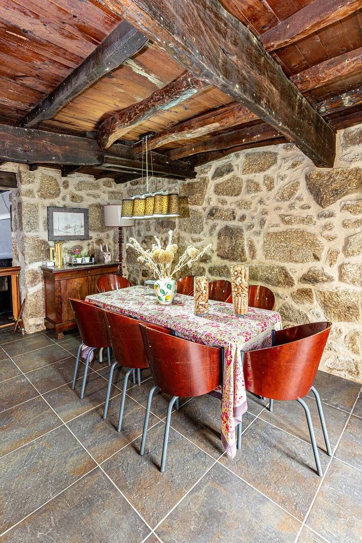 Gemütliches Gästehaus mit Küche in der Nähe von Ribeira da Teixeira in Beira Interior Norte, Vela