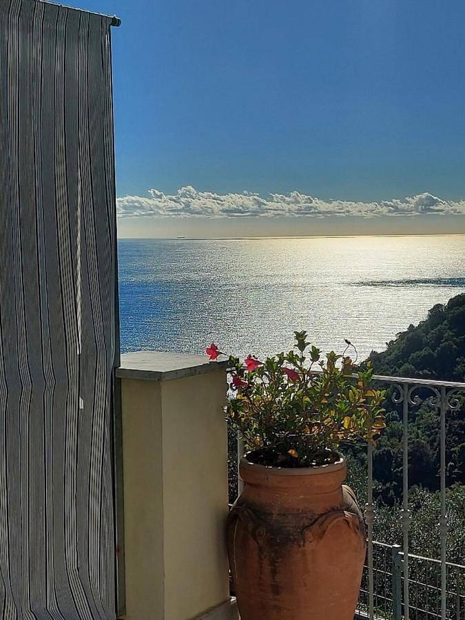 Appartamento per 3 persone, con panorama e giardino, adatto a famiglie con bambini in Recco