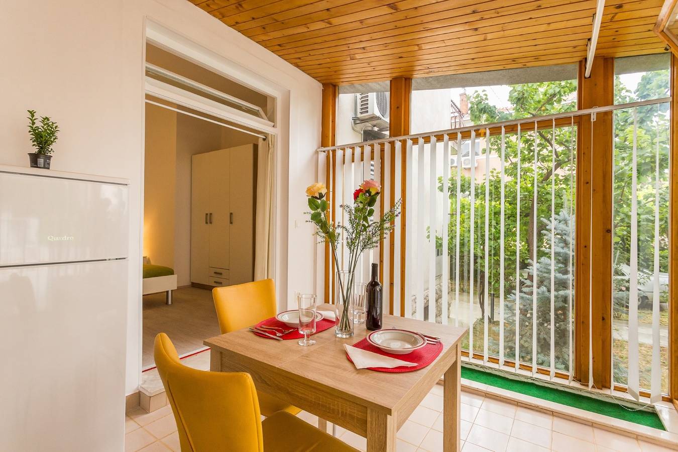 Hel semesterlägenhet, Comfortable modern studio with shaded patio in Split, Split-Dalmatia Guovlu