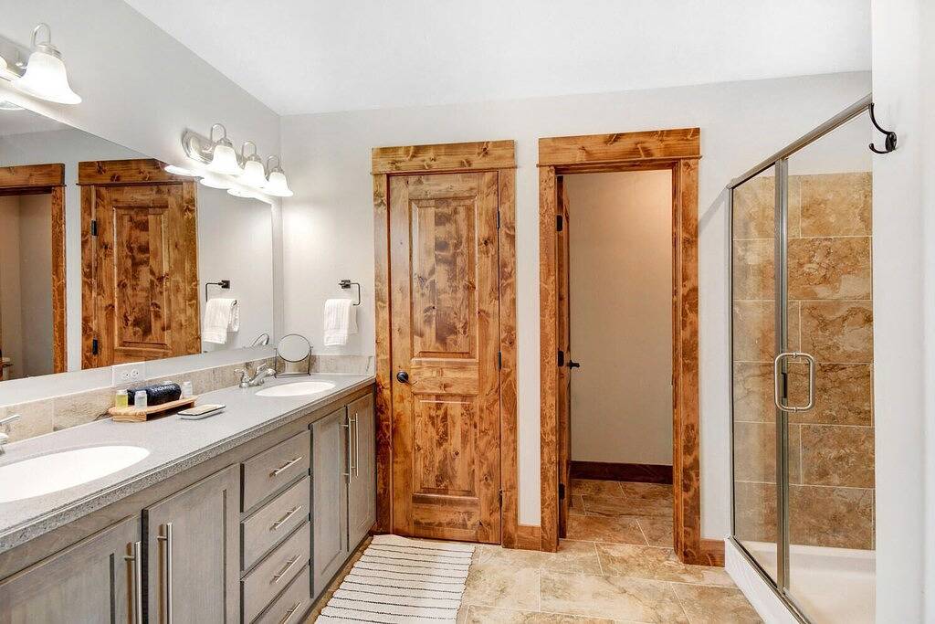 Downtown Wp Villa 1 I Arcade I Hot Tub I Great Views I Bunk Room I Discounted Attractions in Fraser, Arapaho and Roosevelt National Forests