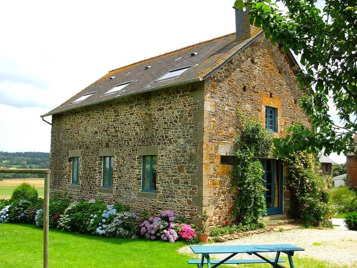 Location de vacances pour 7 personnes, avec vue et jardin à Parcé