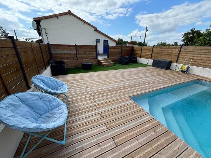 Gîte pour 2 personnes, avec Terrasse ainsi que Jardin et Piscine à Étusson - 3