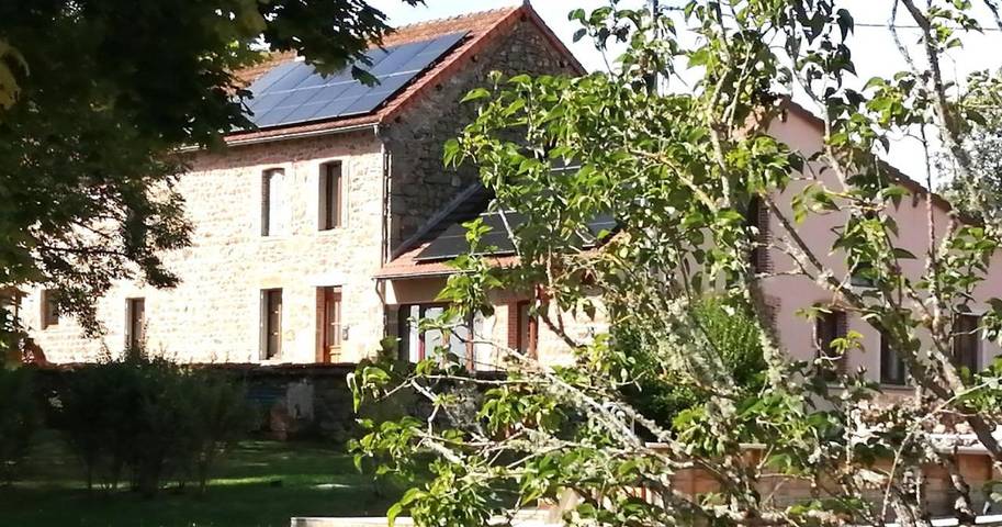 Location de vacances pour 14 personnes, avec vue ainsi que terrasse et piscine à Charensat - 2