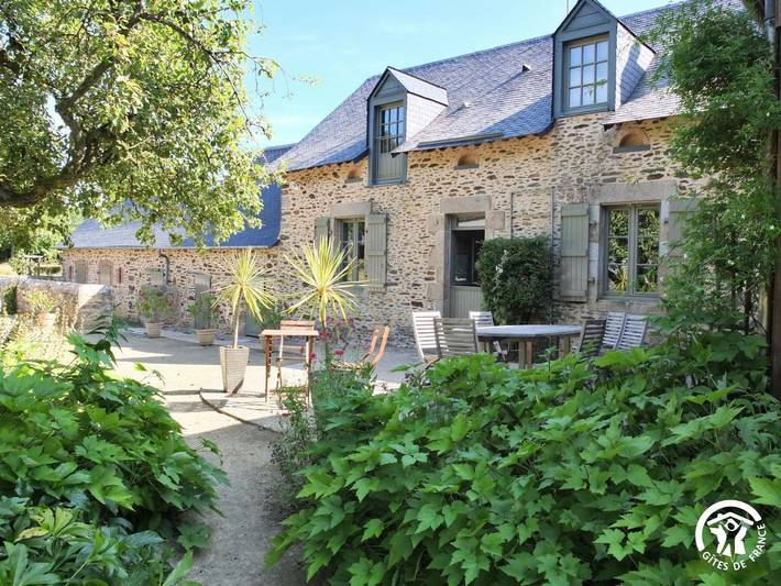 Location de vacances pour 4 personnes, avec jardin et terrasse ainsi que vue et piscine à Ruillé-le-Gravelais