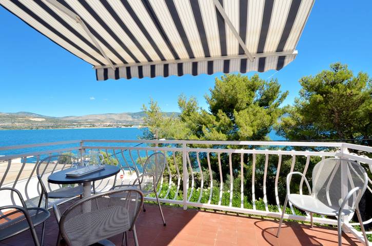 Apartament wakacyjny dla 5 osób, z widok na ocean i balkon oraz ogród, zwierzęta dozwolone w Arbanija