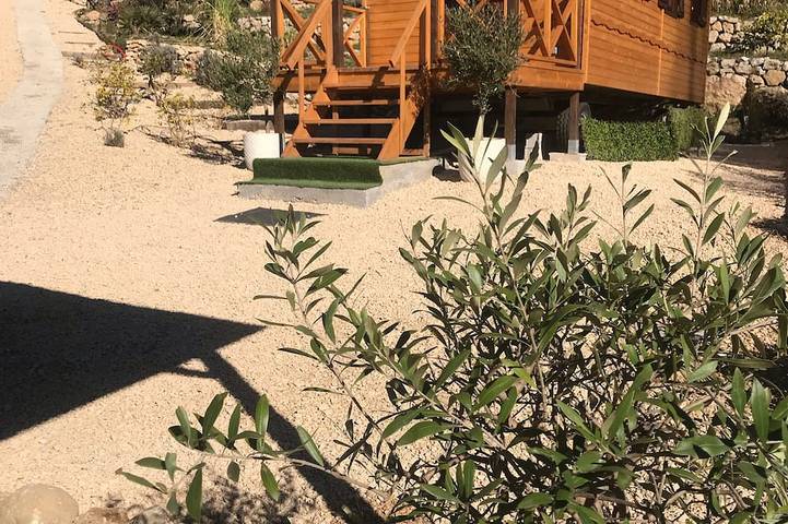Remolque de madera en el río in Tourrettes-sur-Loup, Costa mediterránea (Francia)