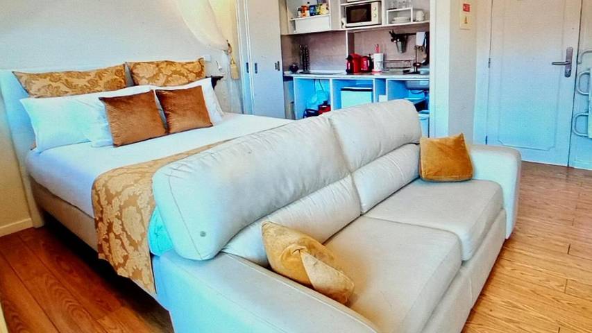 Gîte pour 2 personnes, avec jardin ainsi que vue et piscine, animaux acceptés dans Plage De La Raguette Mandelieu La Napoule - 3