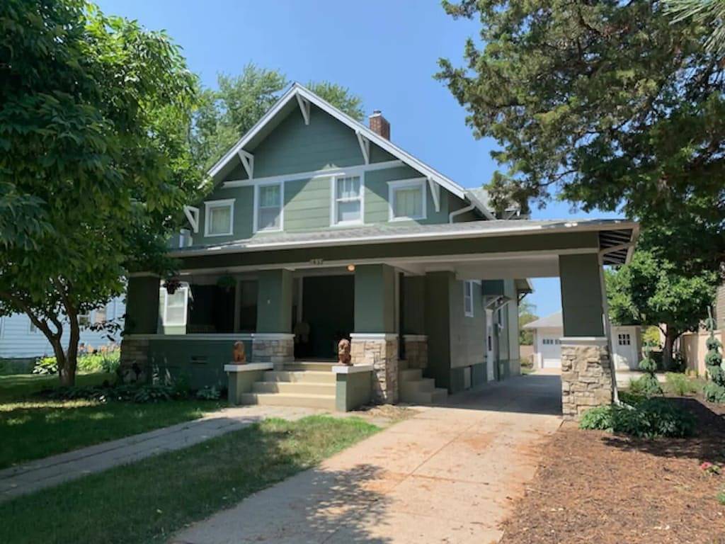 4Br Unl East Campus Historic Home | Sleeps 8 | 3–4 Parking | Pergola + Porch in Lancaster County (NE)