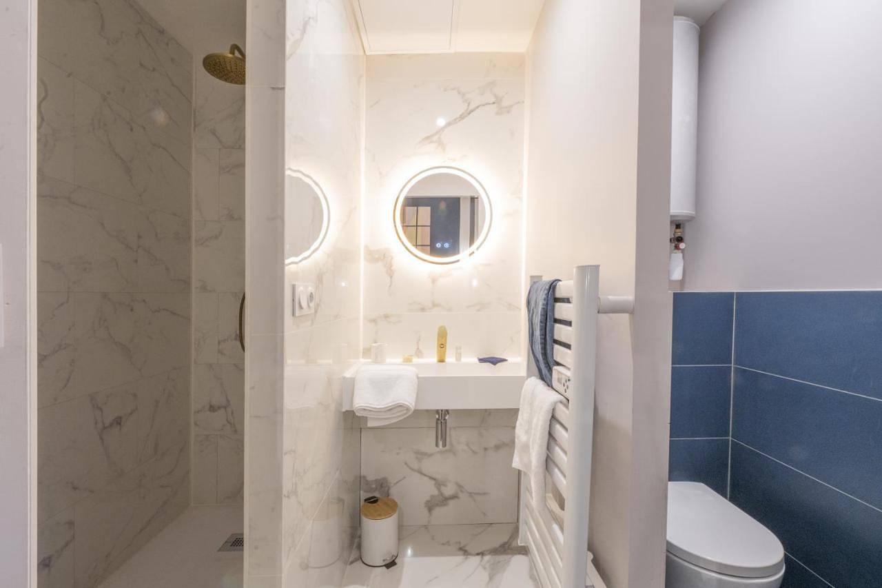 Double Room with Private Bathroom in Écully, Lyon et ses environs