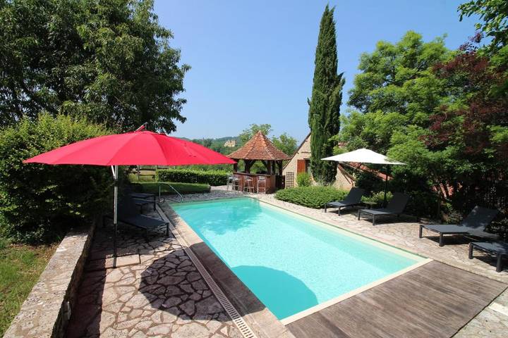 Maison d’hôte pour 4 personnes, avec jardin et piscine ainsi que terrasse et vue, animaux acceptés dans Les Eyzies