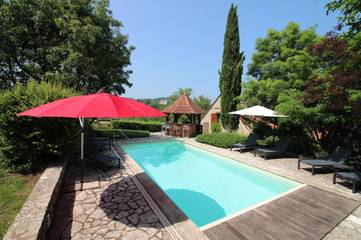 Maison d’hôte pour 4 personnes, avec vue et jardin ainsi que piscine et terrasse, animaux acceptés dans Les Eyzies