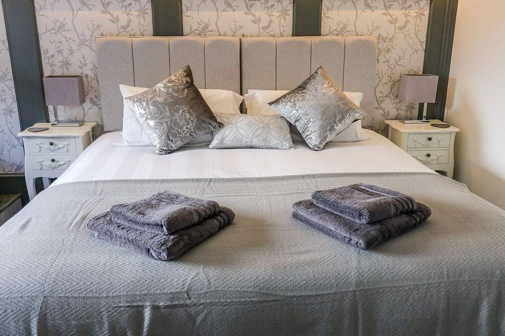 Lock View - Nordic Spa, pet friendly, with hot tub in Gargrave in Gargrave, Yorkshire Dales National Park