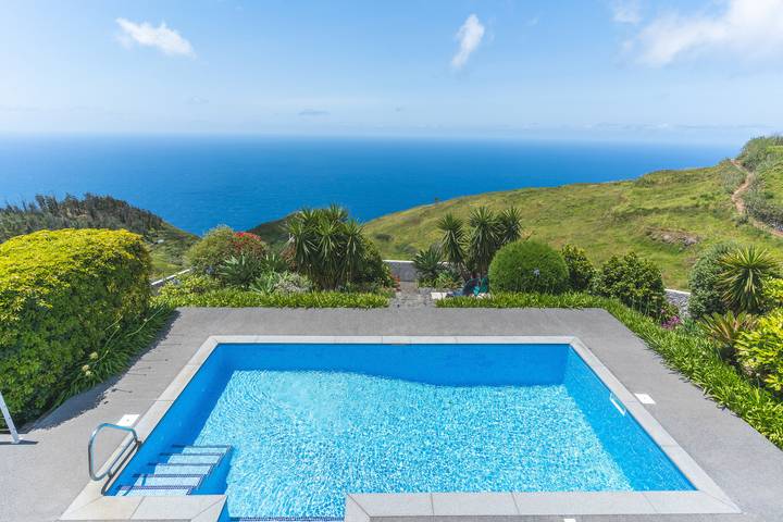 Villa with pool for 6 people, with view and ocean view as well as pool and garden in Madeira