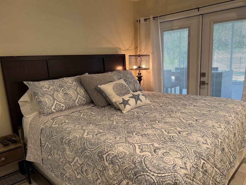 Lakeview Seashell 2Br Cottage, Pets Welcome! Sleeps 4 in Bonita Springs, Southwest Florida