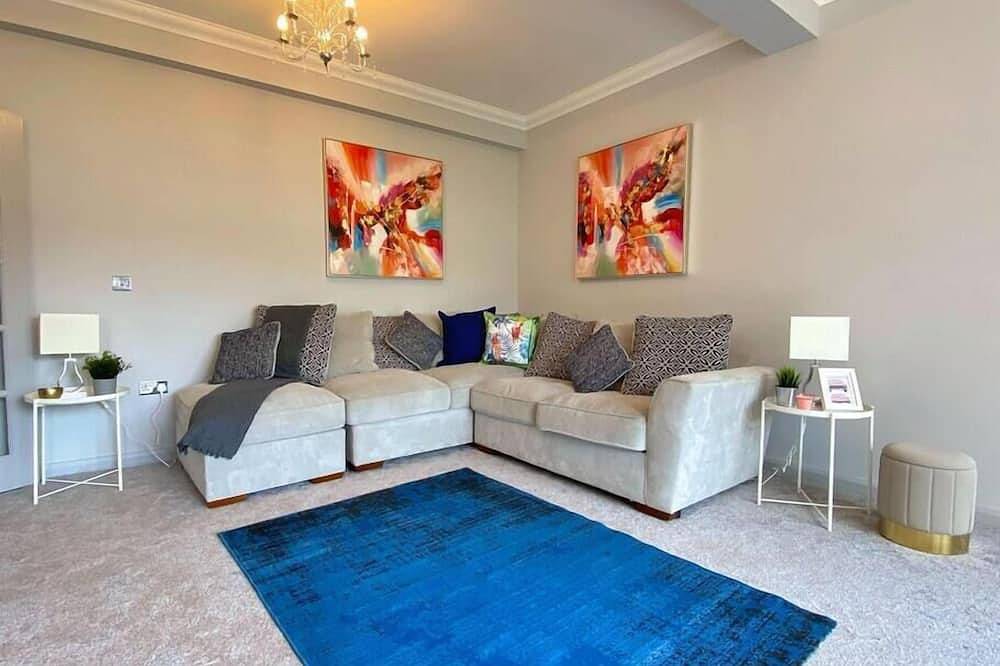 Beautiful 4 Bedroom house -5 min walk to the beach in Bournemouth, Südwestengland