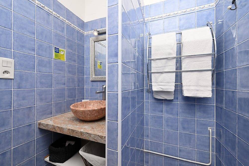 Bed and Breakfast 'Chambre Gentiane' con vistas a la montaña, terraza y jardín compartidos in Guchen, Parque nacional de los Pirineos