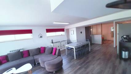 Gîte pour 7 personnes, avec terrasse à Chambretaud