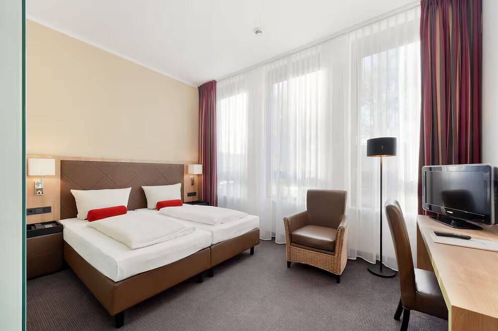 Quiet, Inviting Room Perfect for Business Travelers Seeking Easy Metro Access in Sendling München, München