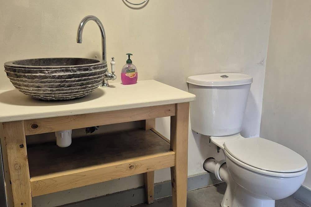 Sheperd's Hut, Sleeps 2 with Hot Tub and Garden in Glenagarriff, County Cork