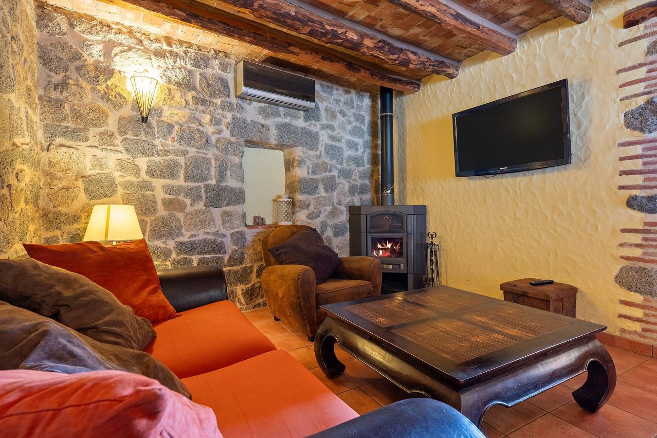 Country House 'Mas Fullat' with Mountain View, Wi-Fi and Air Conditioning in Alforja, Baix Camp