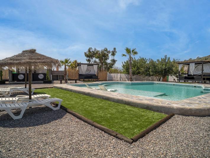 Cabaña para 4 personas, con Terraza además de Jardín y Piscina en Andalucía