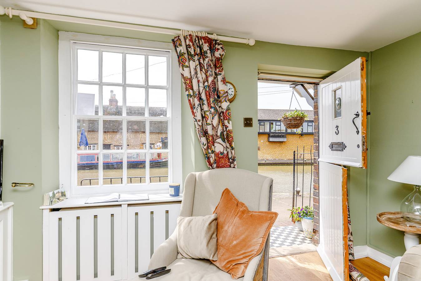 3 Canalside Cottages in Northamptonshire