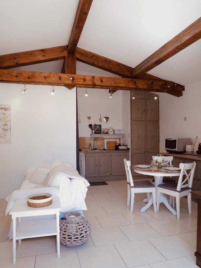 Location de vacances pour 3 personnes, avec jacuzzi ainsi que jardin et piscine à Cabasse - 3