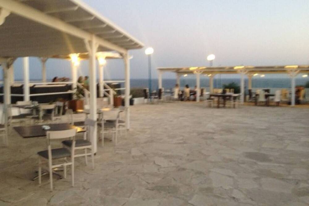 Ganze Wohnung, Penthouse Studio mit Meerblick nahe Flughafen in Larnaca Bezirk