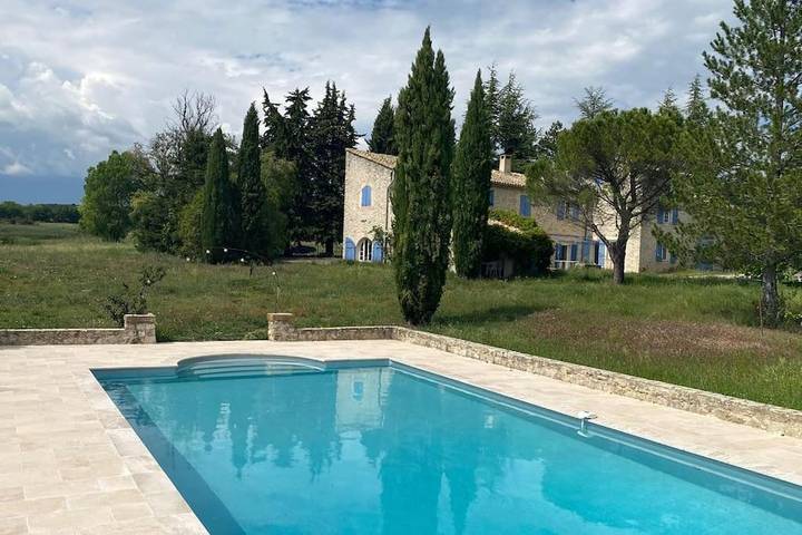 Location de vacances pour 6 personnes, avec jardin ainsi que vue et piscine, animaux acceptés à Saint-Michel-l'Observatoire