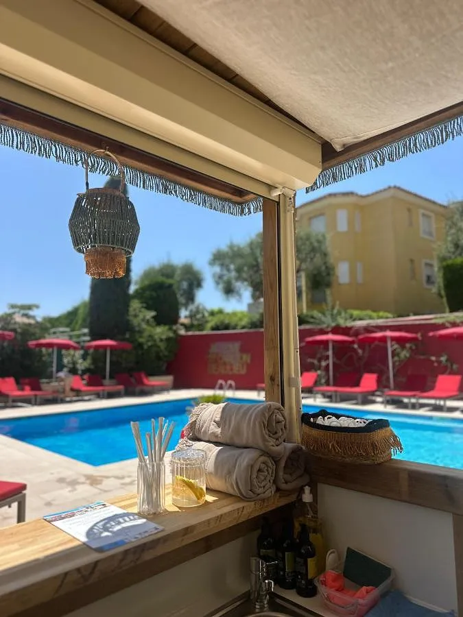 Hotel para 2 personas, con jardín y piscina, Se admiten mascotas - 1