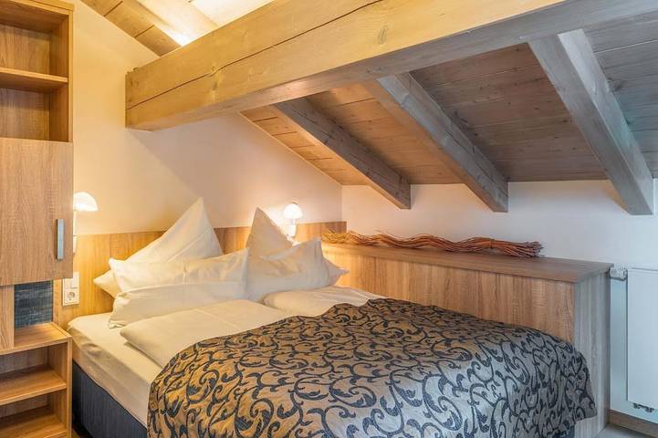 Ganze Wohnung, Ambiente, 53 qm Dachgeschoss, 1 separates Schlafzimmer in Bad Endorf, Chiemsee