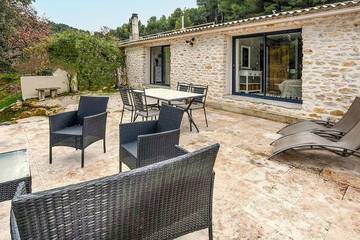 Gîte pour 2 personnes, avec jardin à La Roque-sur-Pernes