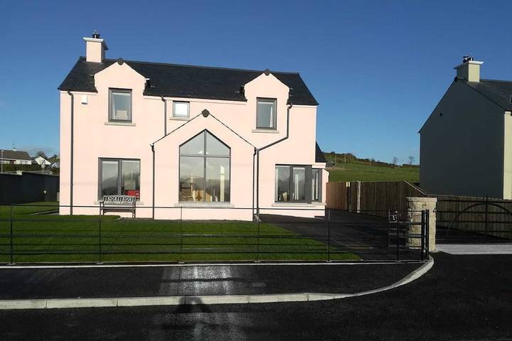 Holiday rental for 6 people, with terrace and garden as well as hot tub in County Down