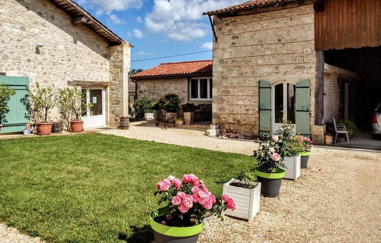 Location de vacances pour 4 personnes, avec piscine et jardin à Bourran