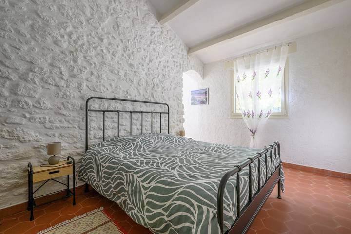 Guesthouse 'Ancienne Bergerie Rénovée Piscine' with Shared Pool, Wi-Fi and Air Conditioning in Cheval-Blanc, Parc naturel régional du Luberon