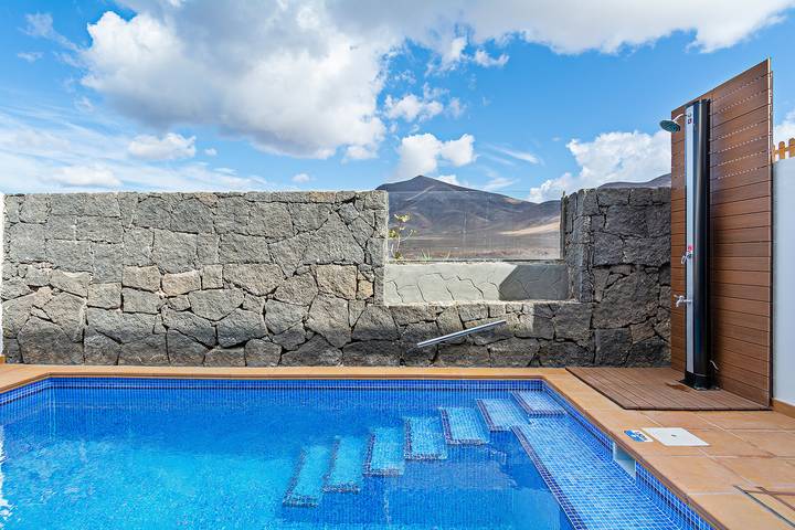 Cheap villa for 6 people, with terrace in Lanzarote