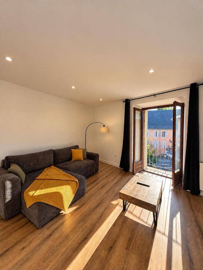 Gîte pour 3 personnes, avec Balcon ainsi que Terrasse et Vue dans Cite Medievale de Conflans