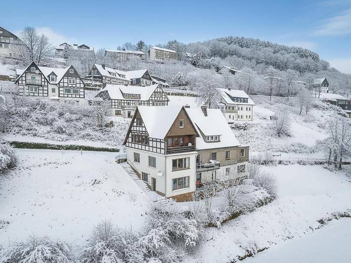 Ferienhaus für 16 Personen, mit Balkon und Garten sowie Sauna in Nordenau