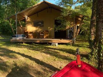 Tente pour 4 personnes, avec piscine et vue ainsi que jardin et sauna, animaux acceptés dans Allier