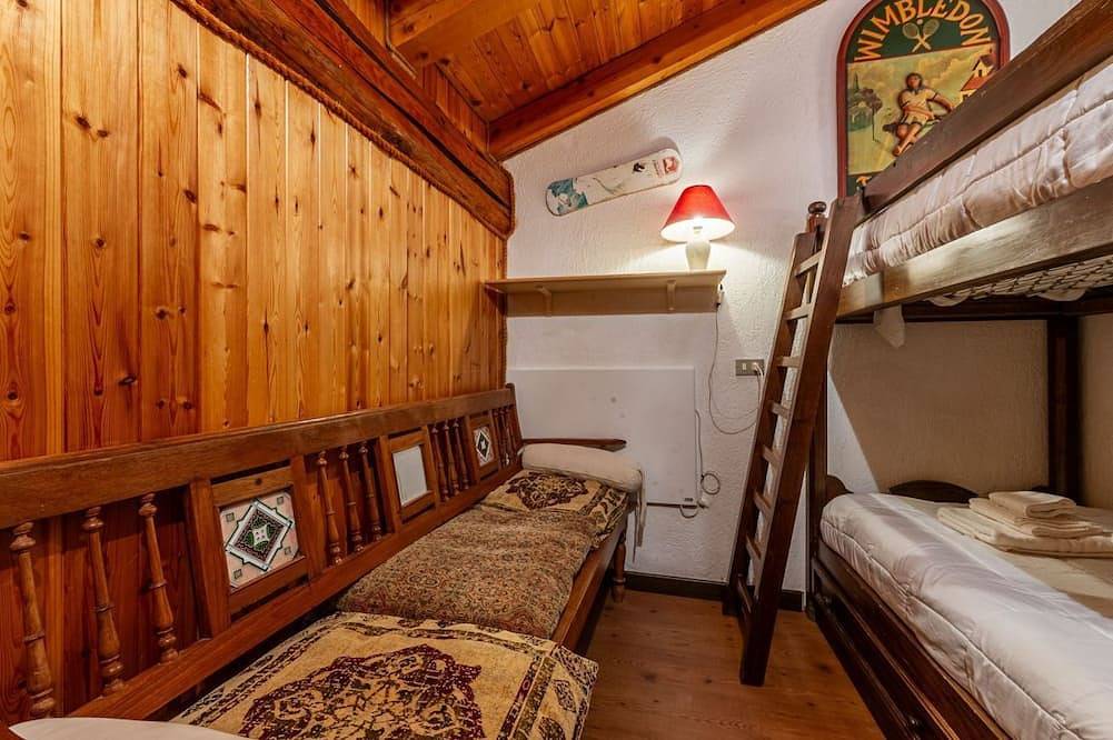 Apartamento entero, 🏠 Property Descriptionwelcome to Casa Alpina, in the heart of La Thuile, Valle d’Aosta. A typical mountain apartment, cozy and comfortable, immersed in the tranquility of an alpine village. Ideal for those seeking relaxation, nature, and ski slopes in La Thuile (pueblo), La Thuile