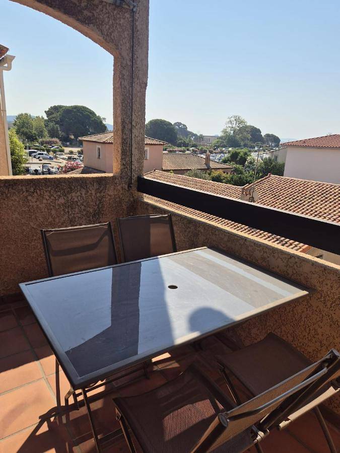 Gîte pour 4 personnes, avec Balcon ainsi que Terrasse et Vue dans Plage Miramar