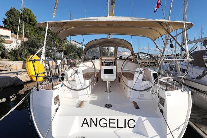 Boat for 4 people with hot tub in Vancouver, British Columbia