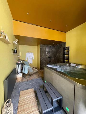 Chambre d’hôte pour 2 personnes, avec jacuzzi ainsi que jardin et terrasse dans le Cantal