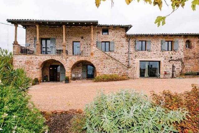 Gîte pour 2 personnes, avec vue et jardin à Leynes