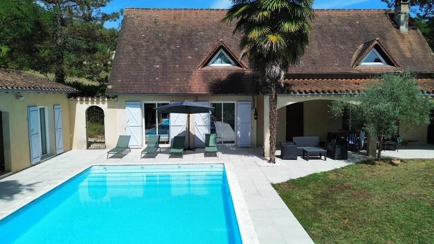 Location de vacances pour 8 personnes, avec piscine et jardin à Lamagdelaine