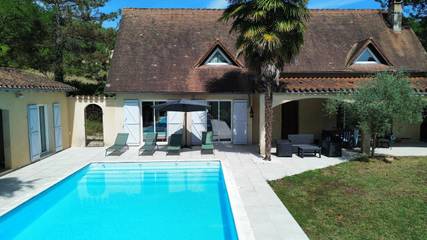 Gîte pour 8 personnes, avec piscine et jardin à Lamagdelaine